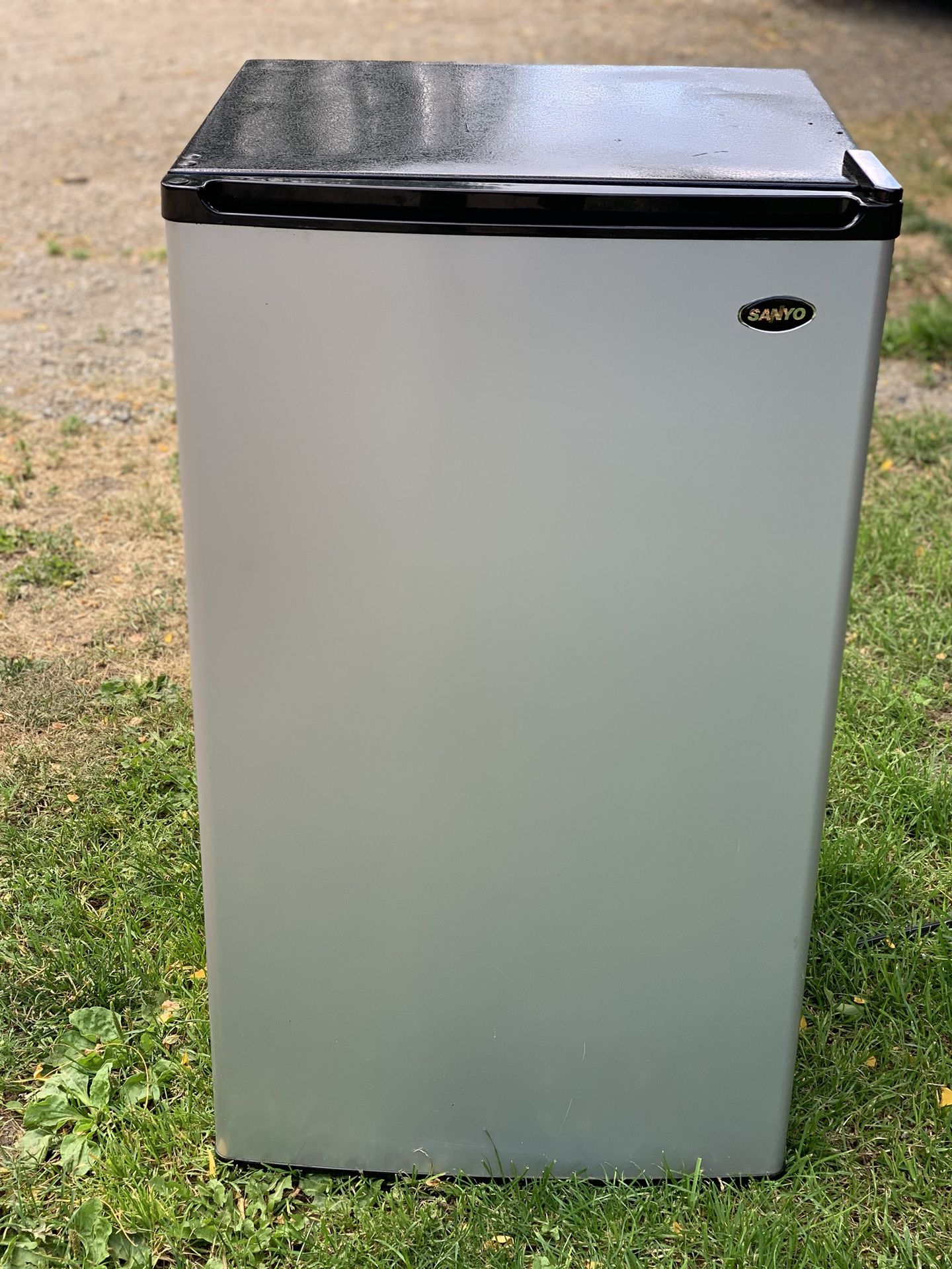Sanyo 4.4 cu ft Counter-High Mini Refrigerator