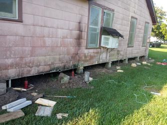 Se anivelan casa y trailas