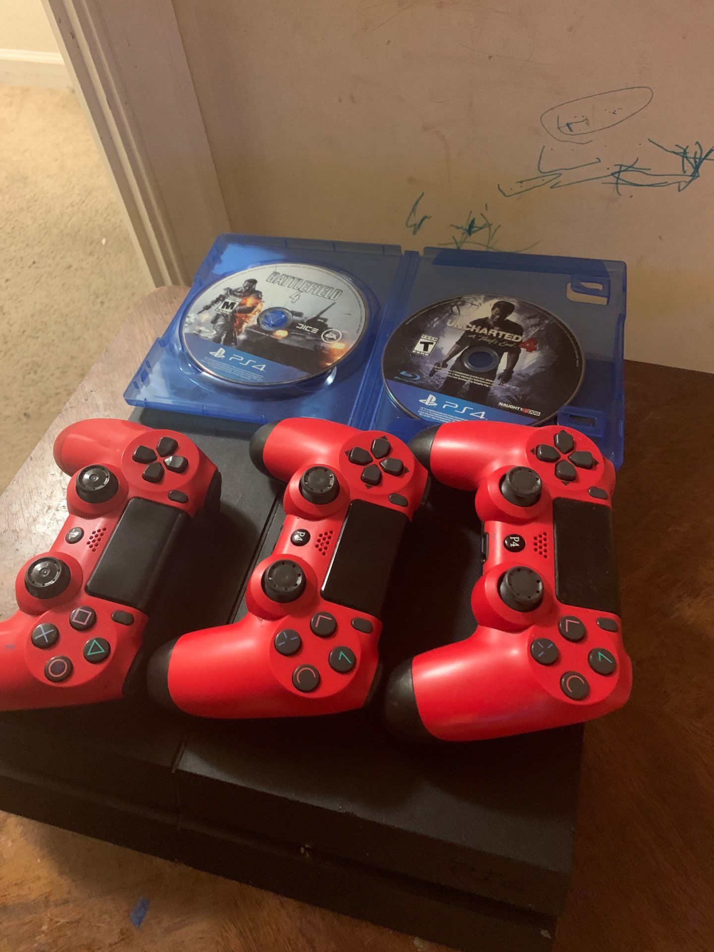 PS4. 3 controllers. 2Games