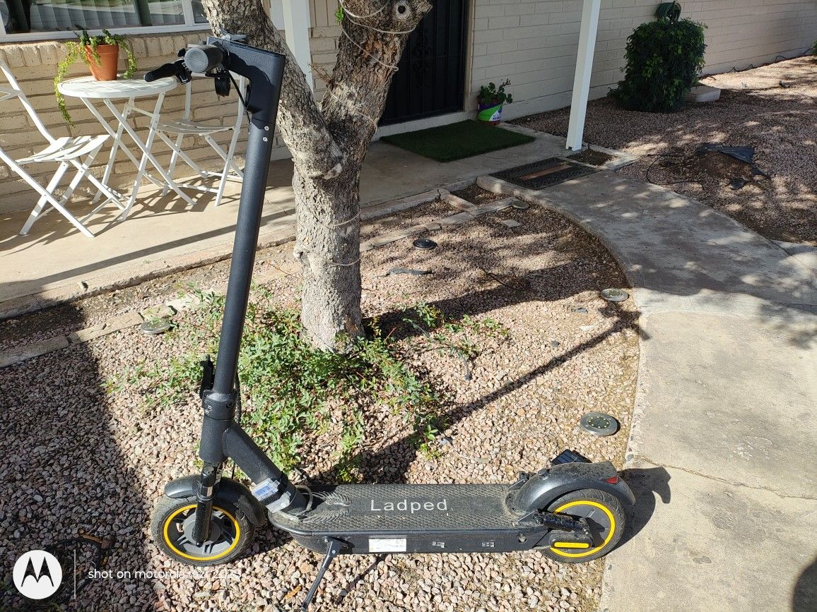 Aovopro Esmax 500W E-Scooter