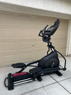SOLE E25 Elliptical – Excellent Condition – Bluetooth + Power Incline