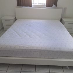 Bed King Size And Two Nightstand // Cama Tamaño King Y Dos Mesitas De Noche 