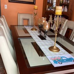 Dining room with leather chairs