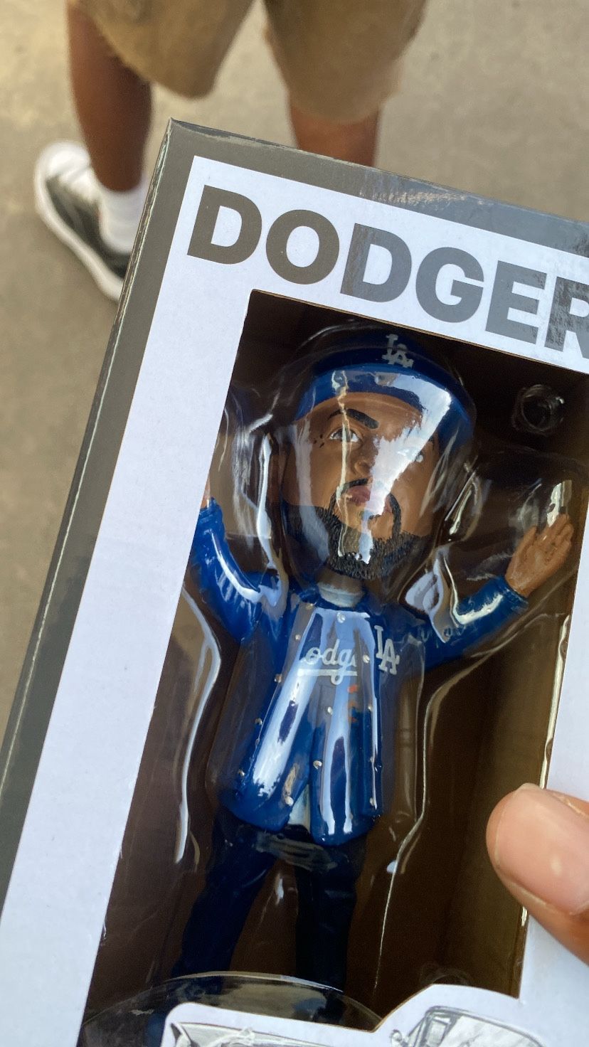 Ice cube bobble head dodger