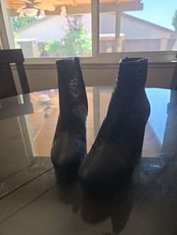 BLACK BOOTS
