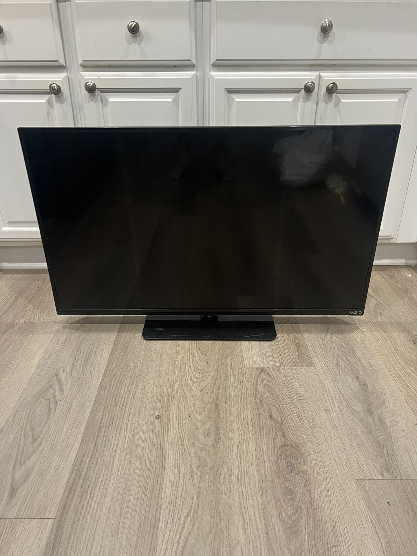 Vizio 39” HDTV (Model E390-B0)