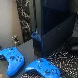 Xbox One W Controllers And Games