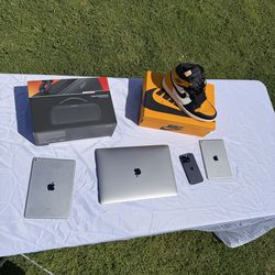 Apple, Bose & Jordan 1