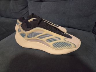 Sneaker shoes-yeezy