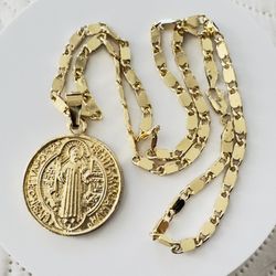Saint Benedict Men’s Necklace. 14K Gold https://offerup.co/faYXKzQFnY?$deeplink_path=/redirect/