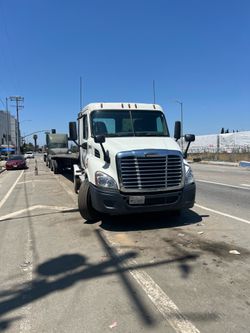 2016 Freightliner cascadia , standar de 10 velocidades, motor Cummins rojo,
