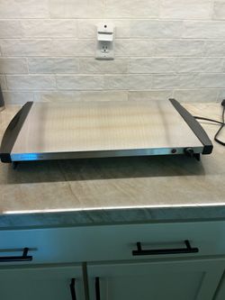 COOKS ESSENTIAL ELECTRIC HOT PLATE, 3 HEAT SETTINGS, GREAT FOR ENTERTAINING, BUY $20.00
