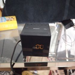 It Looks The Sony /CF/Cl Alarm Clock Radio Dossnit