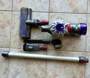 Dyson V7 Vacuum with Accessories - Strong Battery