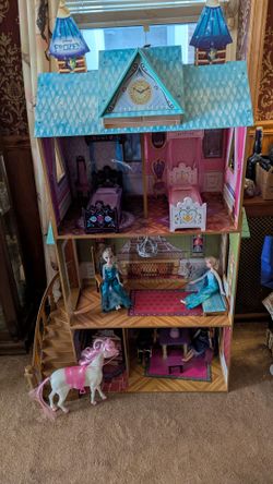 Large frozen Doll house with furniture and dolls a horse in excellent condition