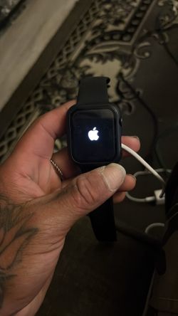 Apple Watch SE 2 like new with charger unlocked