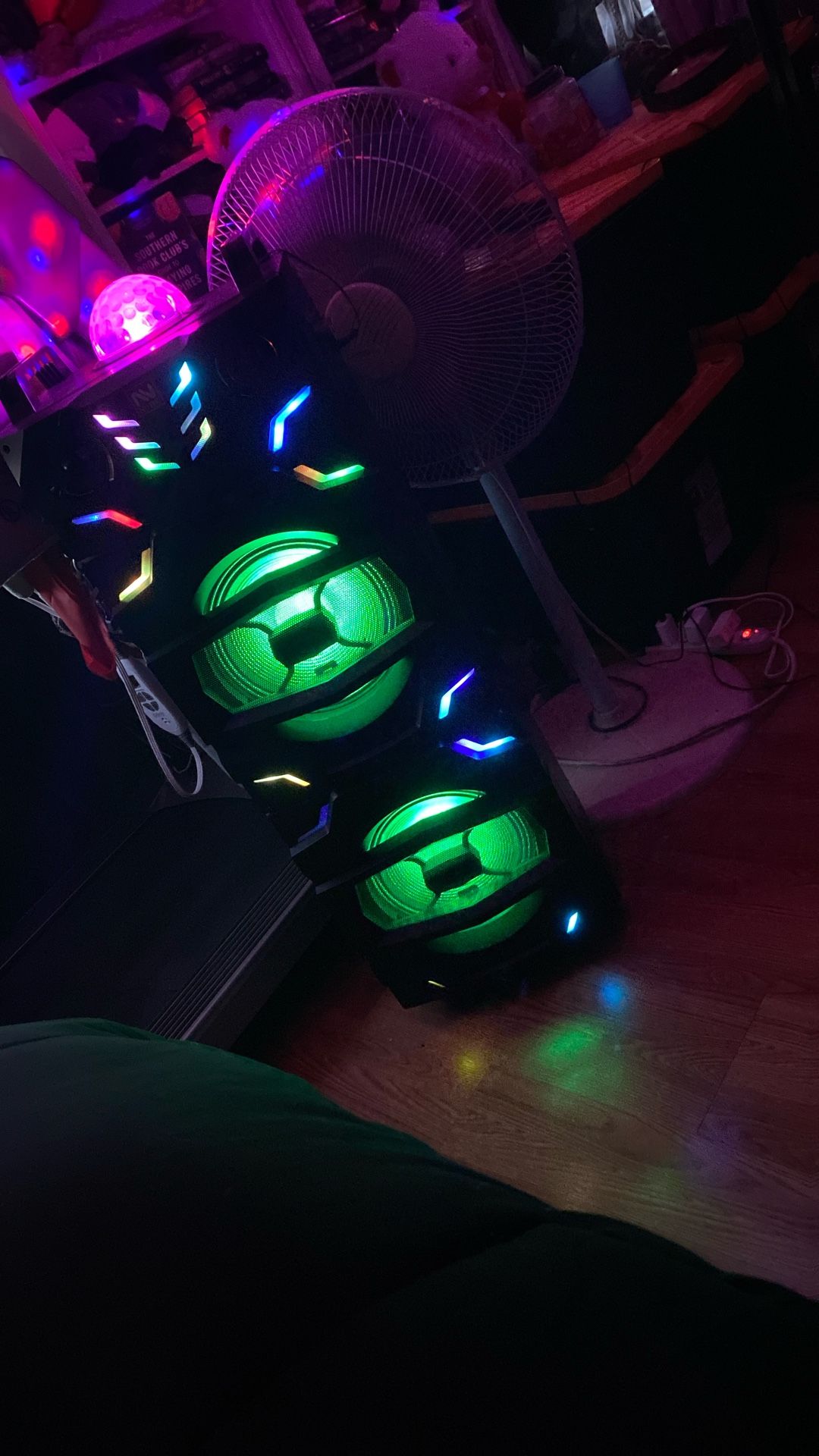 Bluetooth Speaker Changes Color To The Music Of The Beat..
