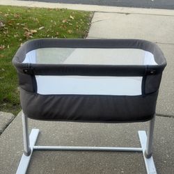 Baby Bassinet//Bedside Sleeper with Adjustable Height