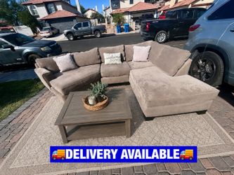 🚚DELIVERY AVAILABLE🚚 ✨🩶LIVING SPACES 3 Piece Sectional Couch🩶✨