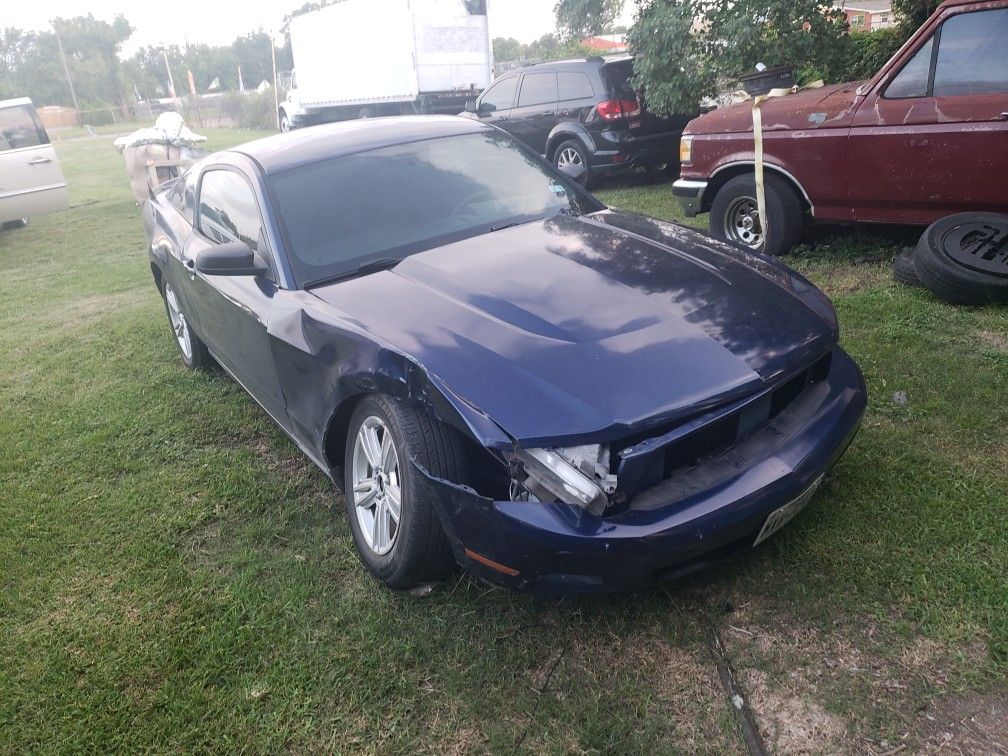 2012 Mustang v6 clean title in hand 3900 cash 12315 market street RD Houston TX 77015