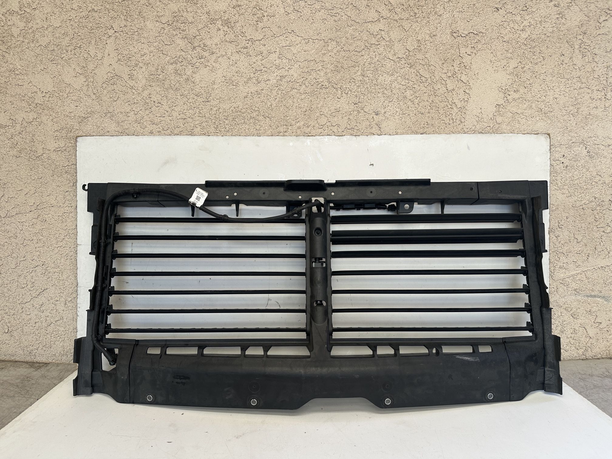 2021 - 2024 CHEVY SUBURBAN TAHOE FRONT RADIATOR SHUTTER W/MOTOR OEM (contact info removed)7
