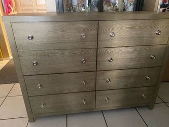Chest w 8 Drawer