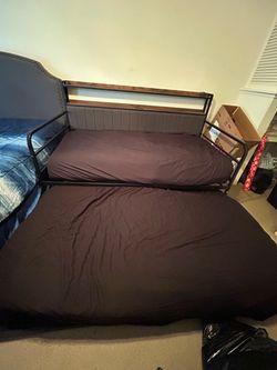 Daybed with Pull-Out Trundle