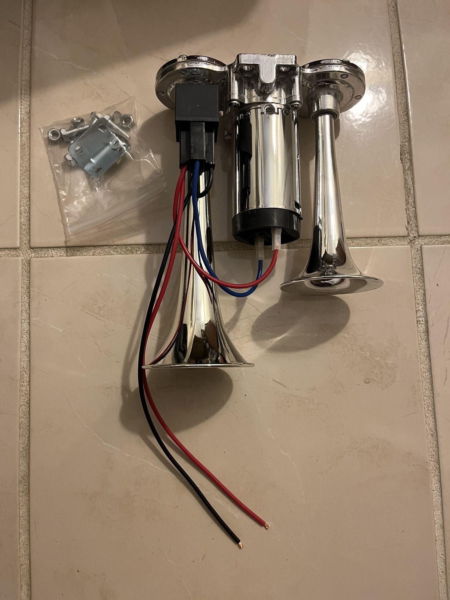 Powerful and loud duo trumpet air horn with compressor attached. Brand New. air horn for cars, truck, rv, atv, motorcycles, campers, boats, golf carts