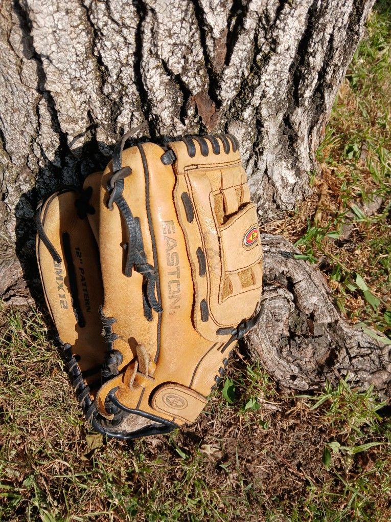 Easton "LEFTHANDED" THROER YOUTH BASEBALL GLOVE (SEE PICS) FOR "LEFTY" LIKE "CLAYTON KERSHAW " CHECK OUT MY PAGE FOR OTHER"CHEAP" BASEBALL EQUIPMENT!!