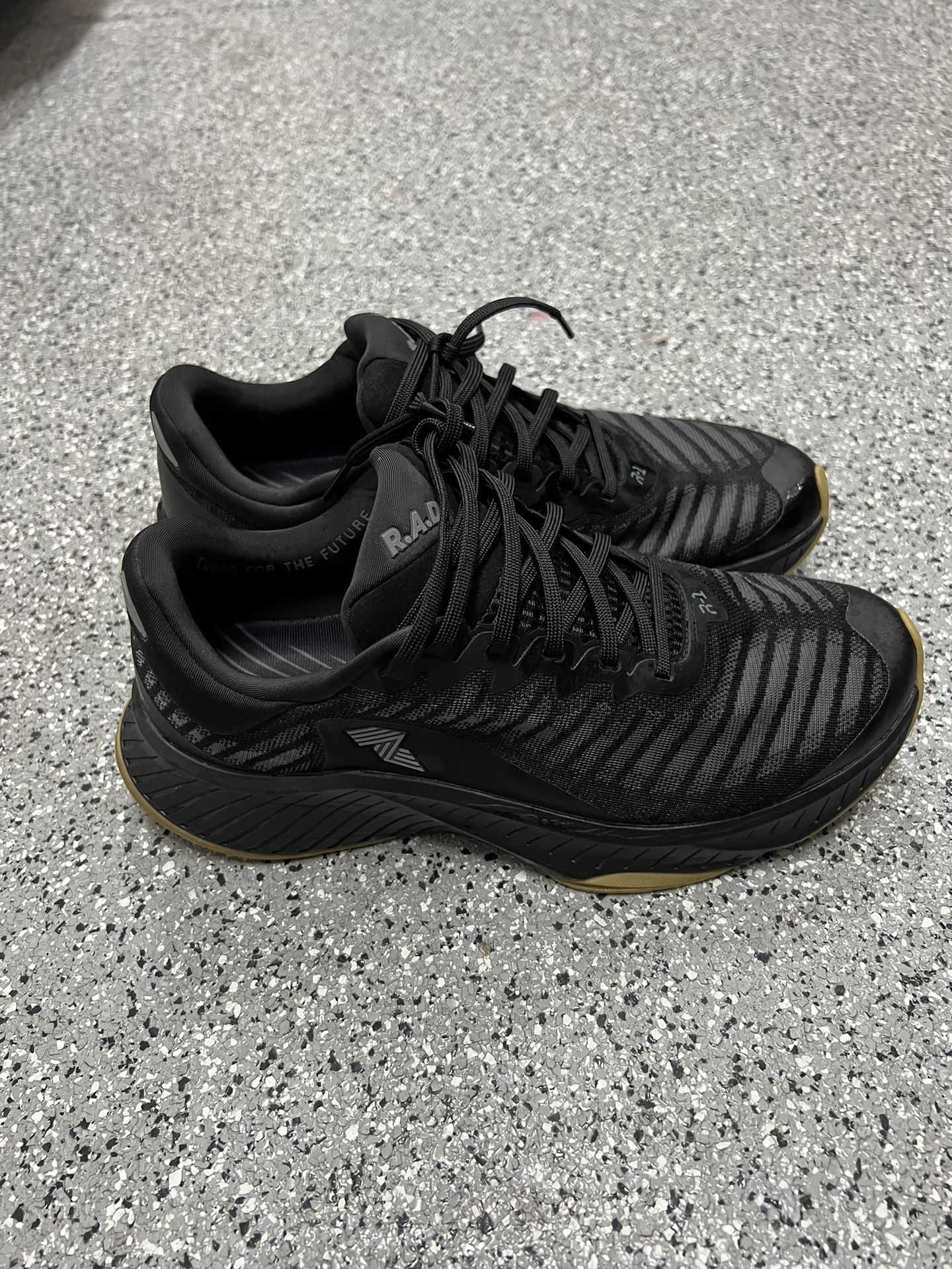 Rad R1 Running Shoes In black