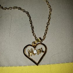 BEAUTIFUL MOM HEART PENDANT