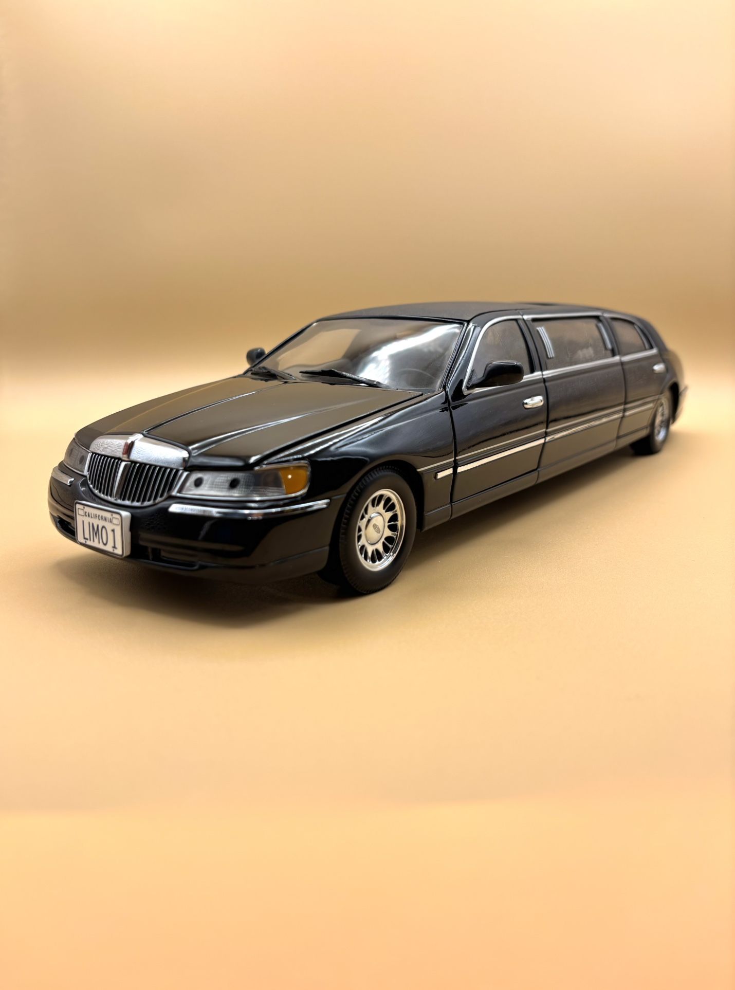 1999 Lincoln Town Car Stretch Limousine, 1:18 Diecast Model