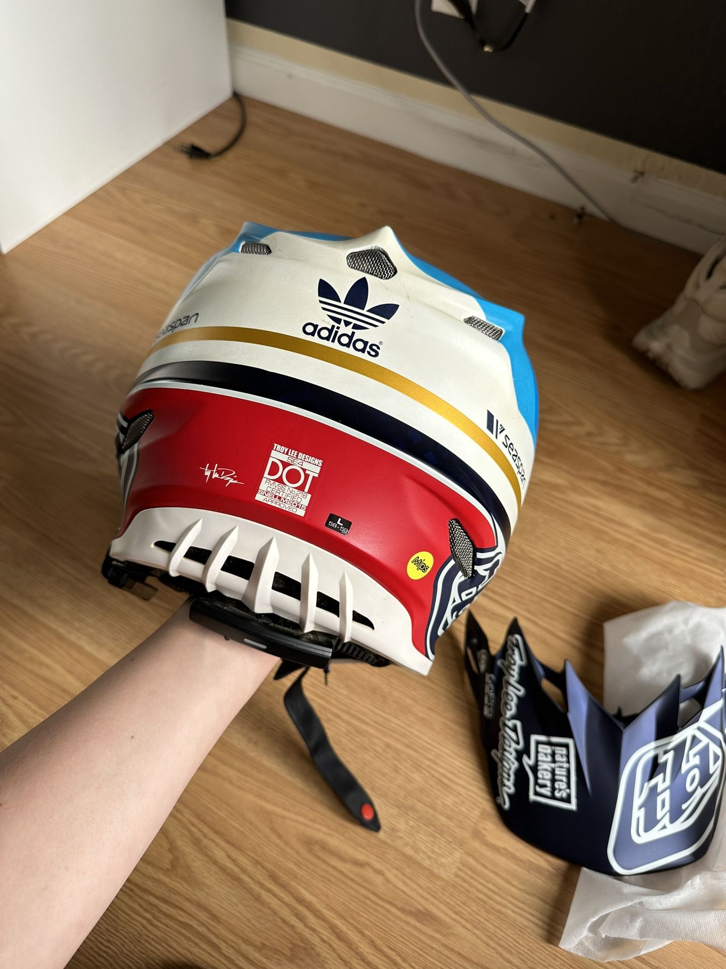 Troy lee designs se4 carbon helmet