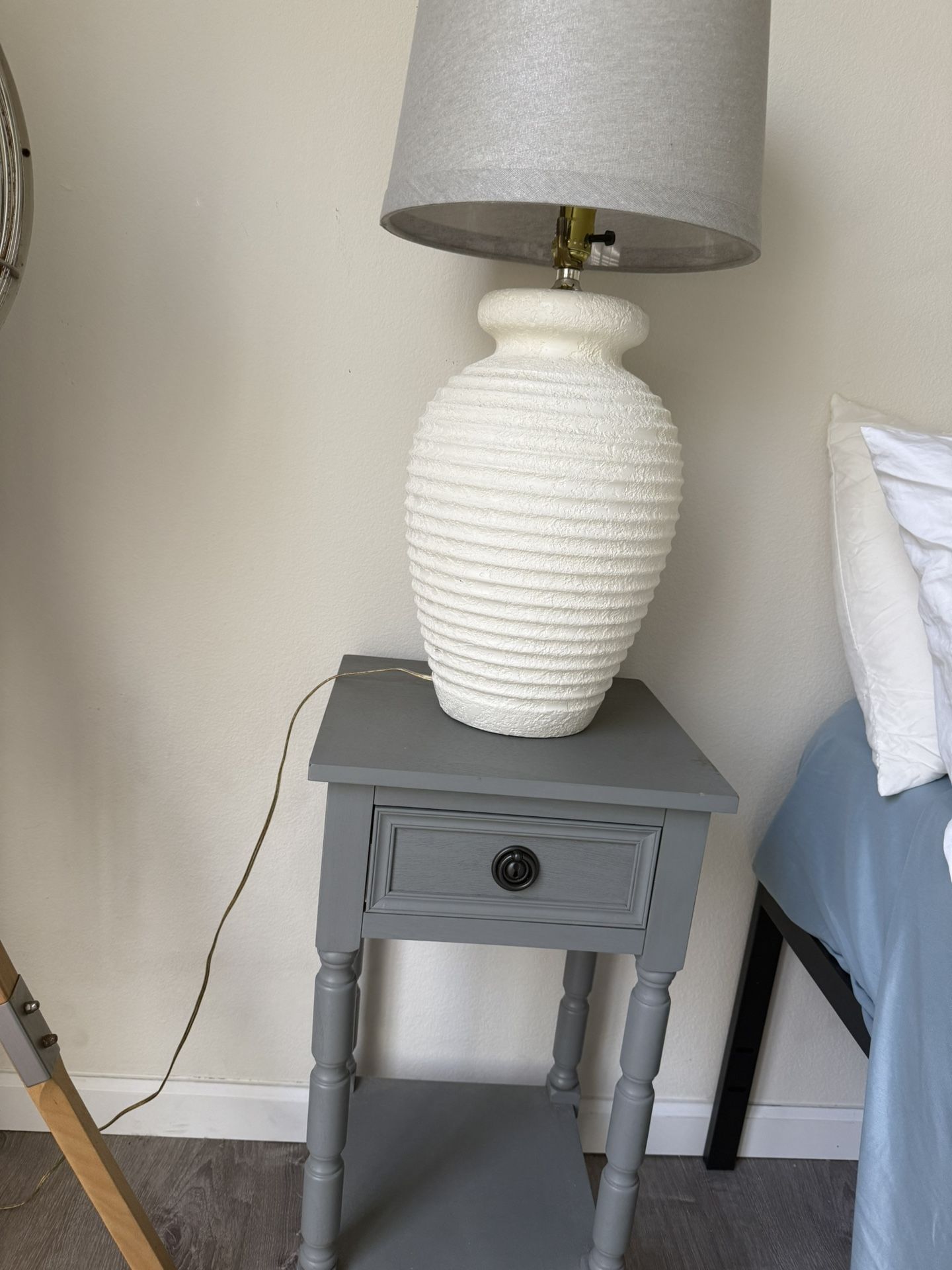 Nightstand,lamp, Desk,organizer,2 Large Pics