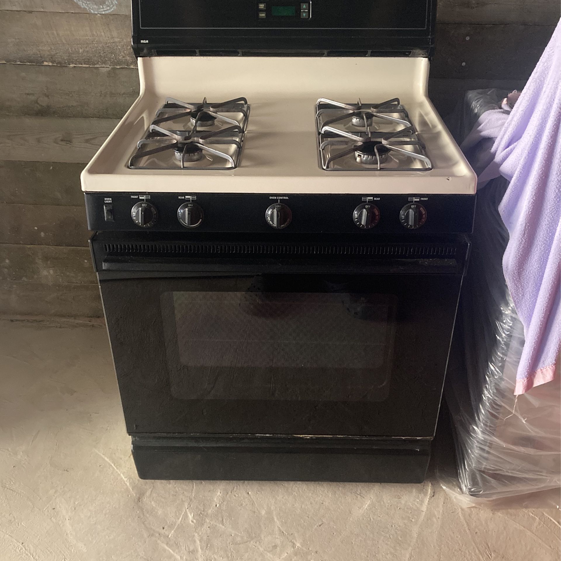 Gas Stove, Good Working Condition, Free Delivery And Free Installation.