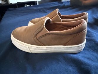 Children places shoes