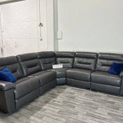 LIKE NEW! Leather Power Reclining Sectional Couch With USB Ports (FREE DELIVERY 🚚)