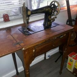 REDUCED!! Beautiful Antique Singer Sewing Machine With Foldout Table