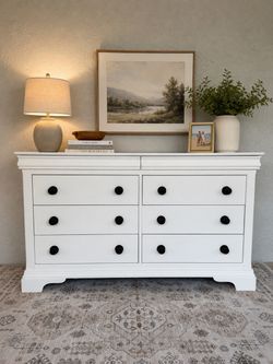 Beautiful solid wood white 8-drawer dresser