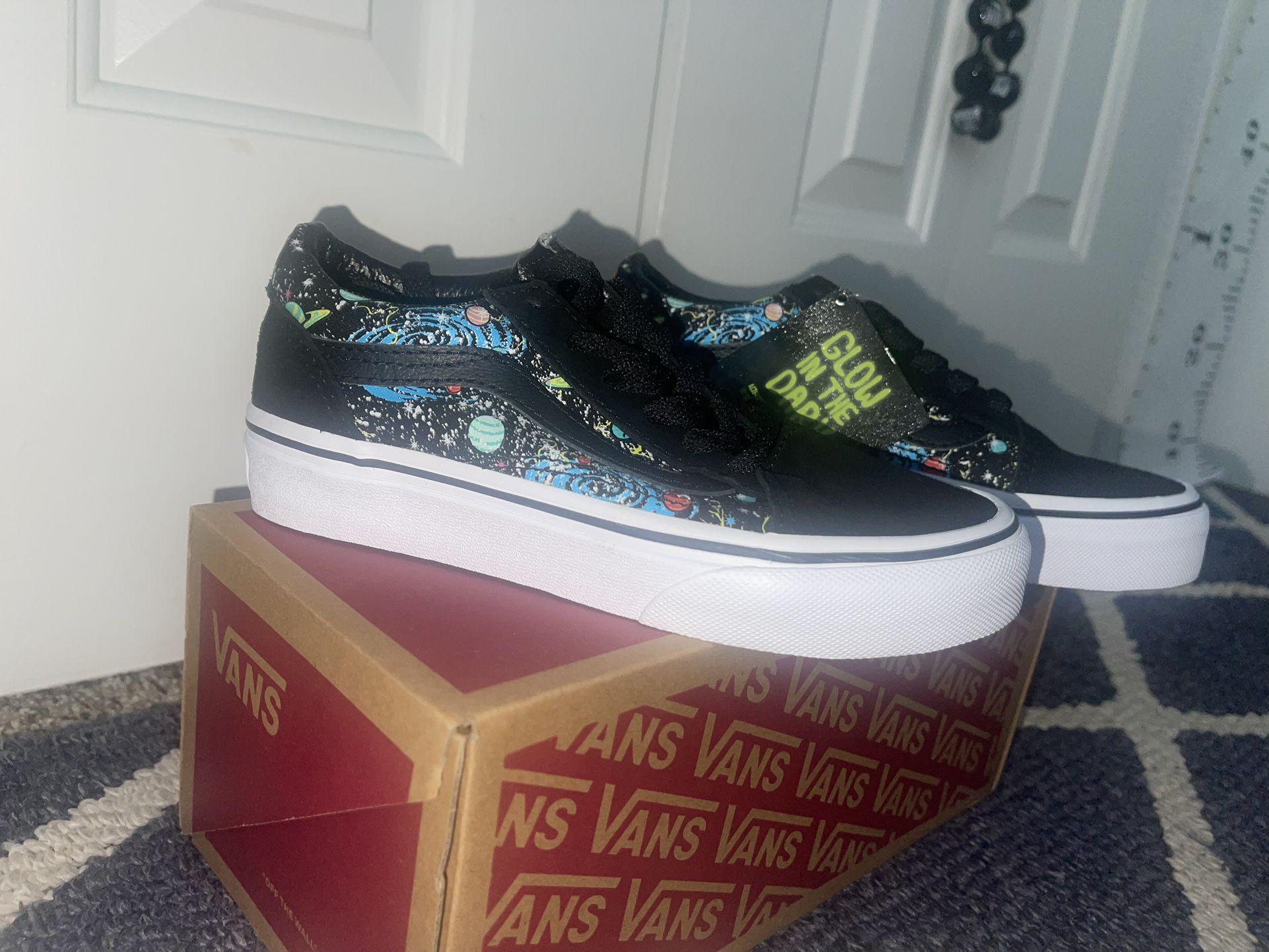 NEW GLOW IN THE DARK BOYS LOWTOP VANS SIZE 1 NEW