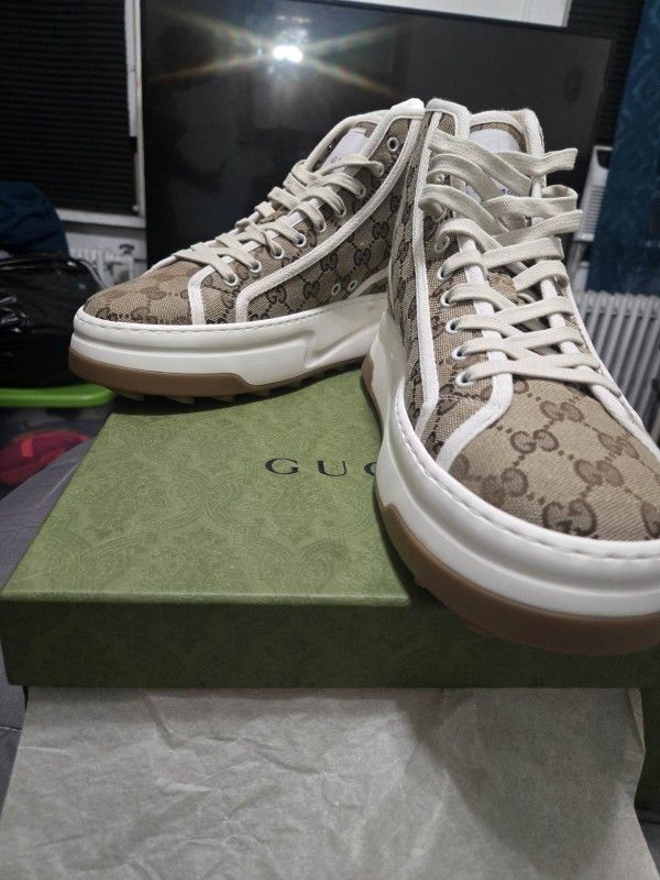 WOMEN'S GUCCI CANVAS SNEAKERS