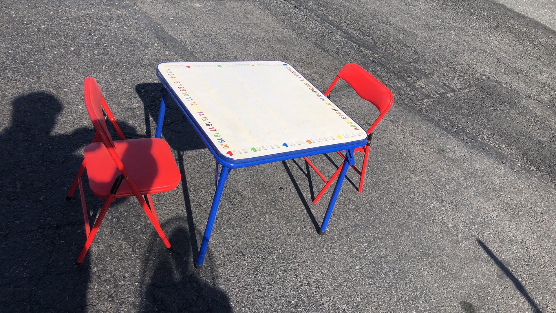 Kids folding table with two chairs good condition