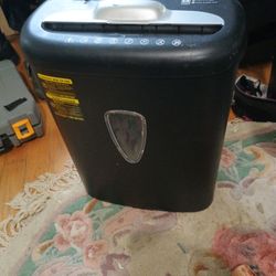 Amazon basics Paper Shredder Excellent Condition Works Great 20 Lb Capacity