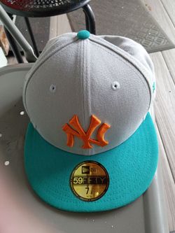 Yankees hat Dolphins colors