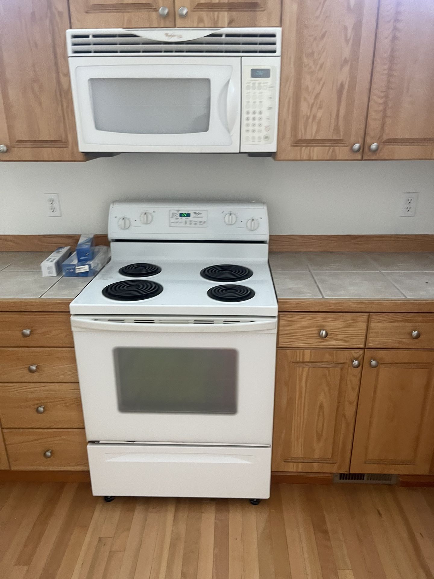 Kitchen stove /  Dishwasher / Microwave