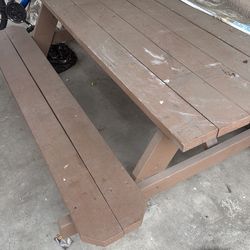 Picnic table