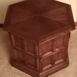 1970 ETHAN ALLEN HEXAGONAL TOP END TABLE