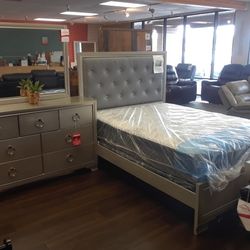 4pc Queen Bedroom Set Q ueen Bedframe Dresser Mirror Nightstand