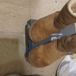 UGG  