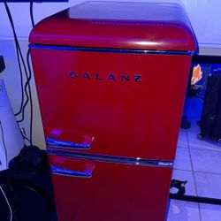Galanz 4.0 cubic Ft Retro mini Fridge